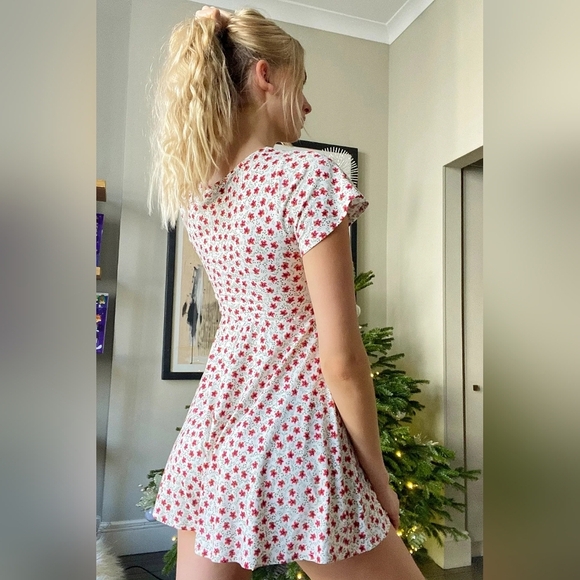 UO Kerry Ivory Floral Playsuit, Color Red/Green/White Size SP - Picture 2 of 16